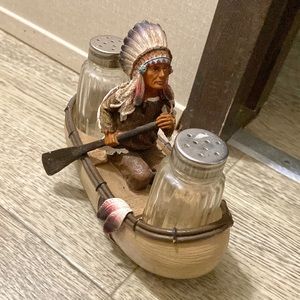 Salt and pepper shaker holder